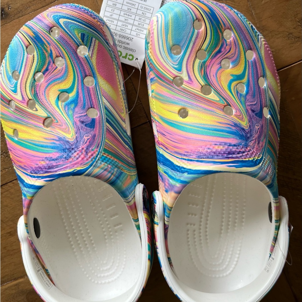 BRAND NEW Swirl Pattern Crocs Slides/Shoes/Clogs Size Mens 5, Women’s 7 Youth 7
